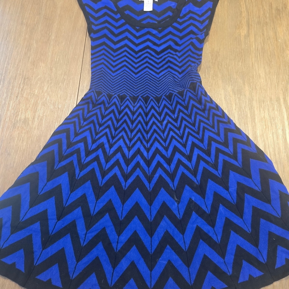 Candieโs Chevron Fit & Flare Dress โ Womenโs Small